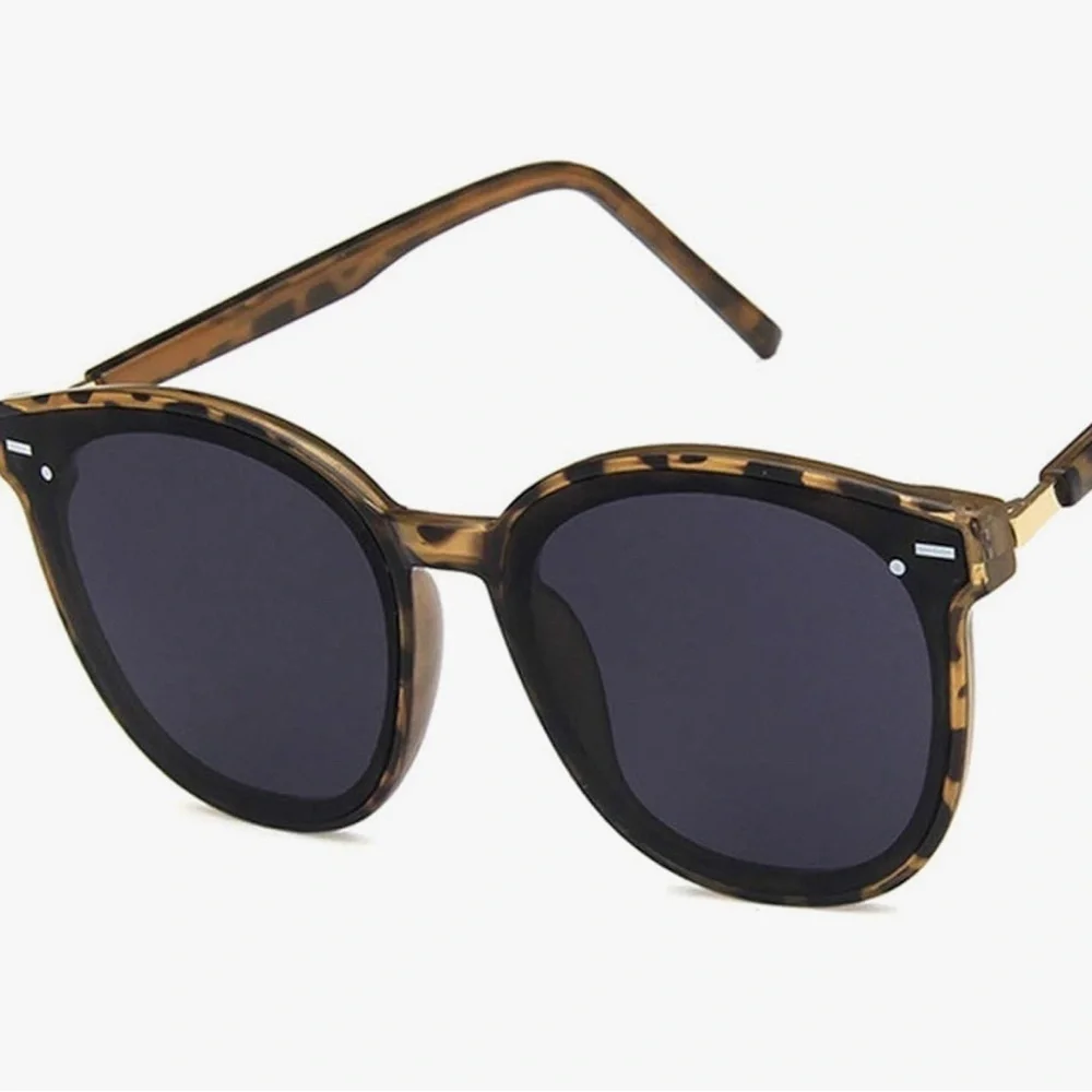 Victoria Leland Designs Stylish Tortoise Shell Sunglasses